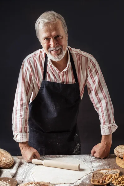 주방에서 직접 만든 빵을 위한 반죽을 준비 하는 베이커 남자 경험. — 스톡 사진