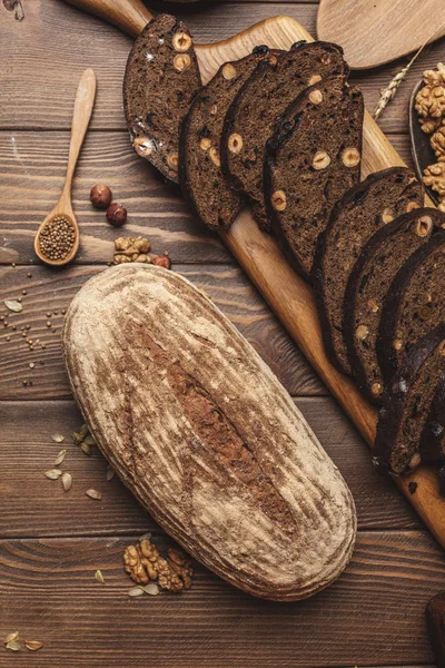 Bütün tahıl buğday ekmeği, bütün ve dilimlenmiş, siyahta izole tohum içerir