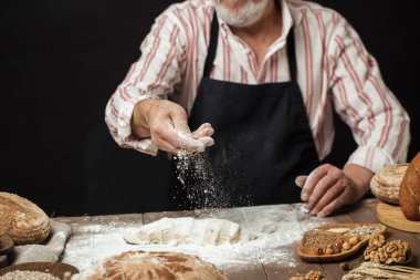 Adam biraz un hamur üzerinde tutam. Hamur, kırpılmış görünümü yoğurma eller