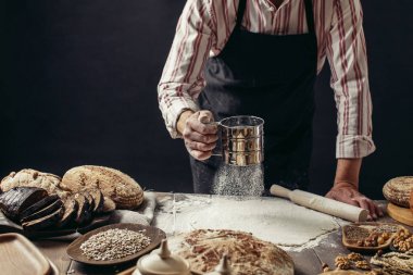 Adam biraz un hamur üzerinde tutam. Hamur, kırpılmış görünümü yoğurma eller