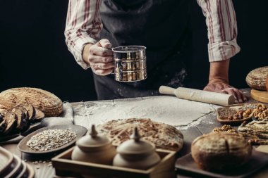 Adam biraz un hamur üzerinde tutam. Hamur, kırpılmış görünümü yoğurma eller