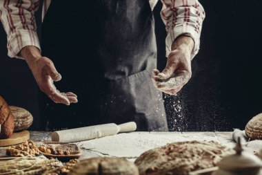 Adam biraz un hamur üzerinde tutam. Hamur, kırpılmış görünümü yoğurma eller