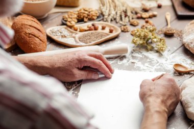 Eski Baker ekmek tarafından çevrili ekmek defter eski zaman tarifi aşağı yazma