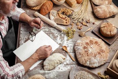 Eski Baker ekmek tarafından çevrili ekmek defter eski zaman tarifi aşağı yazma