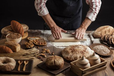 Mutfak masasının üstünde dışarı hamur haddeleme adamım, yakın çekim