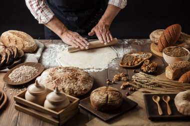 Mutfak masasının üstünde dışarı hamur haddeleme adamım, yakın çekim
