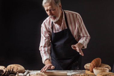Baker mutfakta ev yapımı ekmek hamur hazırlama adam deneyimli.