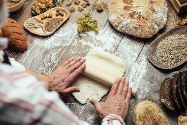 Mutfak masasının üstünde dışarı hamur haddeleme adamım, yakın çekim