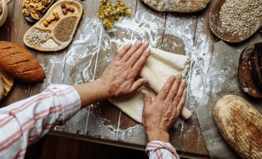 Mutfak masasının üstünde dışarı hamur haddeleme adamım, yakın çekim