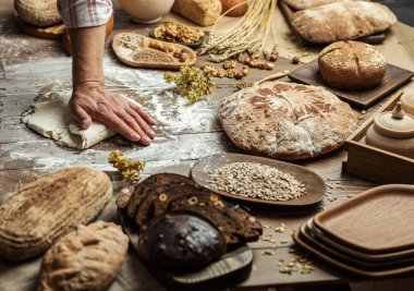 Mutfak masasının üstünde dışarı hamur haddeleme adamım, yakın çekim