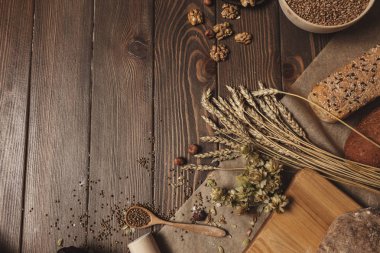 Bütün tahıl buğday ekmeği, bütün ve dilimlenmiş, siyahta izole tohum içerir