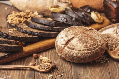 Bütün tahıl buğday ekmeği, bütün ve dilimlenmiş, siyahta izole tohum içerir