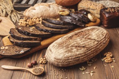 Bütün tahıl buğday ekmeği, bütün ve dilimlenmiş, siyahta izole tohum içerir