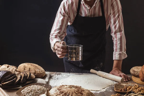 Uomo cospargere un po 'di farina sulla pasta. Mani impasto pasta, vista ritagliato — Foto Stock