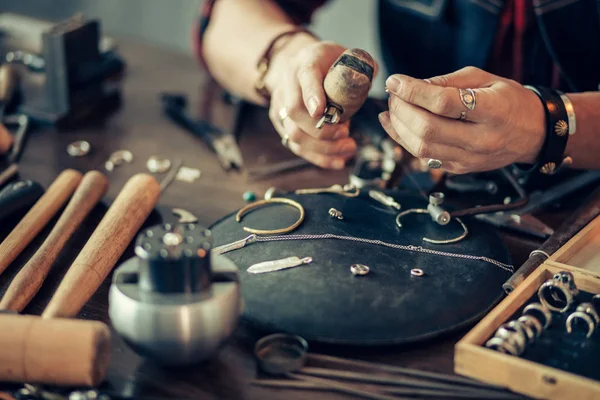 Craftsman cleans and polishes metal items — Stock Photo, Image