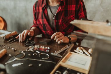 kırpılmış fotoğraf kadar yakın. genç zanaatkar takı tamiri hakkında düşünme