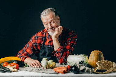 civciv el ile tür senoor adam bebek tavuk bakıyor