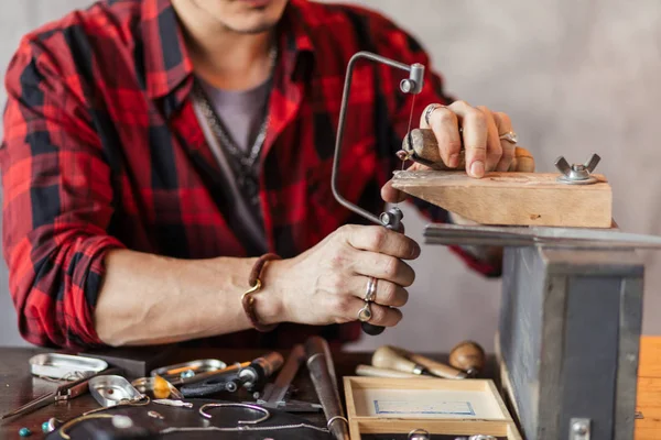 çalışkan adam iş yerinde fretsaw kullanarak