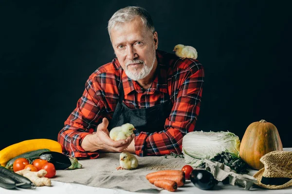 yaşlı çiftçi işini seviyor