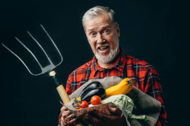 bol zengin hasat ile ayakta berad ile duygusal çalışkan adam