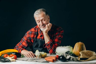 düşünceli adam civciv izliyor