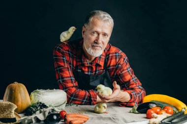 yaşlı adam tarım hakkında bir televizyon programı infg yayın