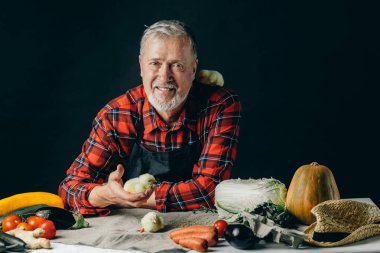 hoş iyi görünümlü yaşlı adam tavuk sonra bakar