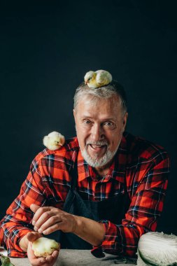 kuş tutan hoş yaşlı adam