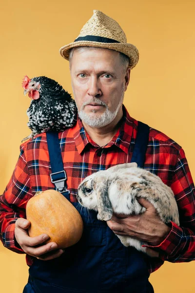 Comida saludable. Retrato del granjero sorprendido con ropa especial — Foto de Stock