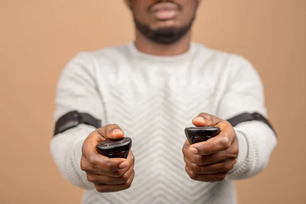 Hombre negro con gafas vr 3d, jugando videojuego, sosteniendo el joystick en las manos — Foto de Stock