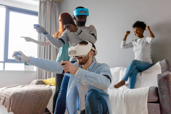 Estudiantes internacionales disfrutando juntos con gafas de realidad virtual en casa —  Fotos de Stock
