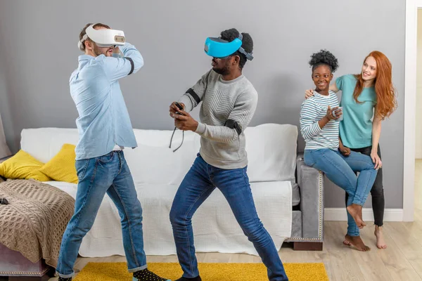 Estudantes internacionais desfrutando em conjunto com óculos de realidade virtual — Fotografia de Stock