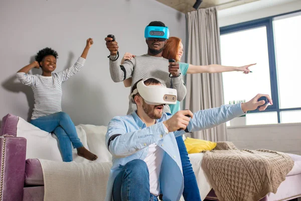 Estudiantes internacionales disfrutando juntos con gafas de realidad virtual — Foto de Stock