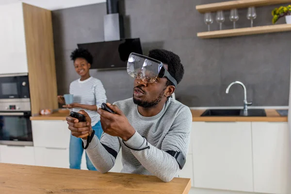 Pareja africana juega videojuegos con gafas de realidad virtual en casa —  Fotos de Stock