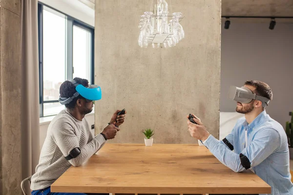 Dois homens diversos no desgaste casual estão desenvolvendo um projeto usando óculos de realidade virtual . — Fotografia de Stock