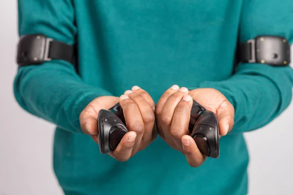Mani che tengono i gamepad dalle cuffie della realtà virtuale. gadget della tecnologia VR . — Foto Stock