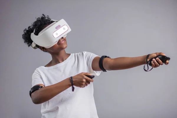 Joven estudiante africana jugando con gafas de realidad virtual . —  Fotos de Stock