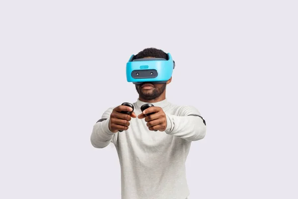 Молодий африканський чоловік у окулярах віртуальної реальності ізольований на білому тлі — стокове фото