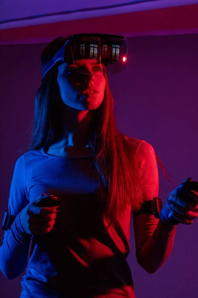 Donna che guarda con VR con luce rossa e blu — Foto Stock