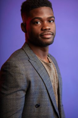 Afrika kökenli yakışıklı traşsız genç koyu tenli erkek öğrenci izole