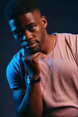 Kamera bakarak düşünceli ifade ile Ciddi siyah Afro Amerikan adam