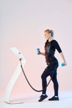 sağlık programında yer alan ince fit kız