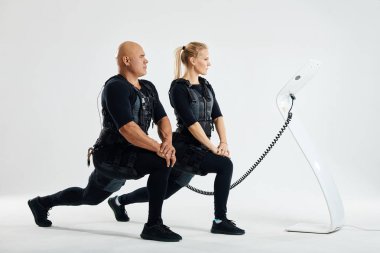 Ems kostümleri spor insanlar egzersizleri yapıyoruz