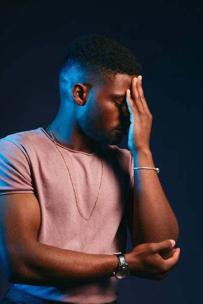 Boos ongelukkig Afrikaanse mannelijke student aanraken zijn hoofd, gevoel pijn of wanhoop — Stockfoto