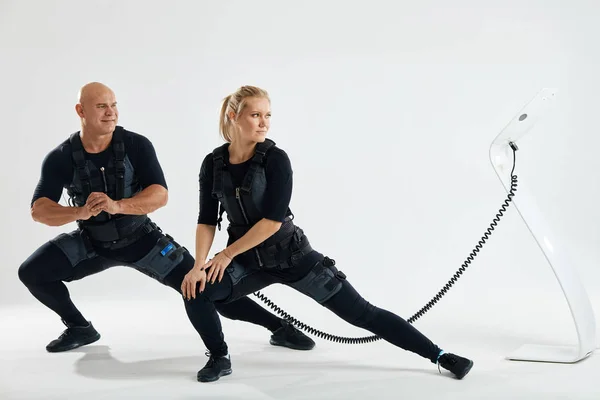 Jeune couple effectuant un exercice de fente — Photo