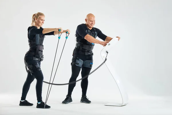 Gemotiveerd meisje met behulp van Expander tijdens fitness training — Stockfoto