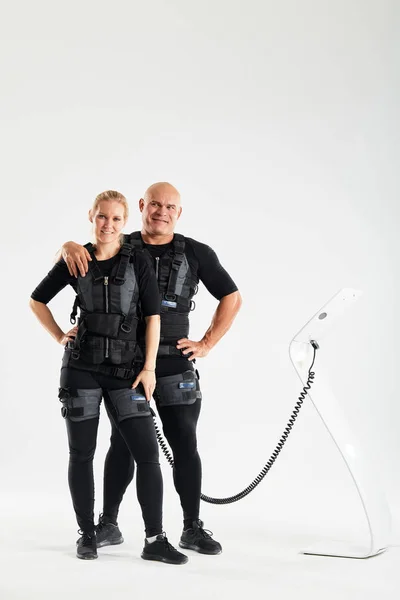 Homem feliz positivo e mulher tendo um descanso durante o treinamento de fitness — Fotografia de Stock