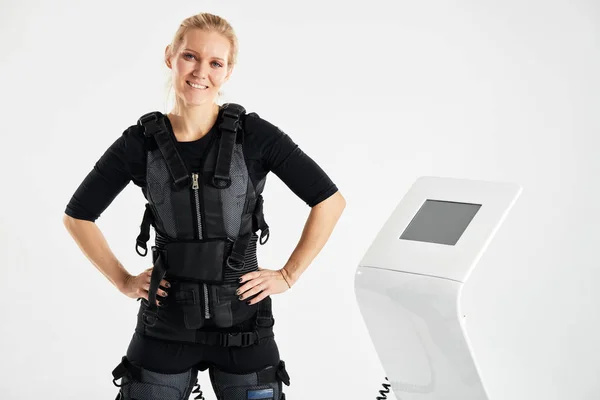 Kellemes boldog nő előtt álló EMS gép. — Stock Fotó