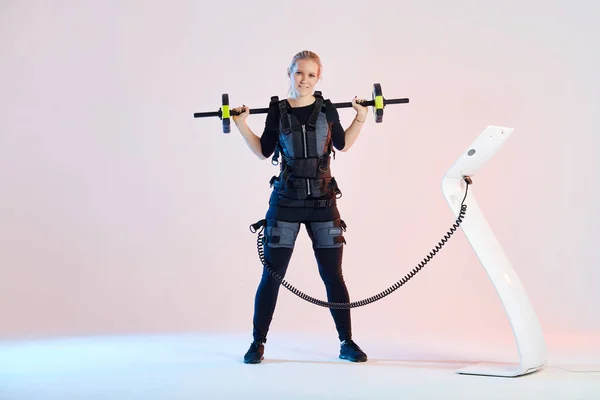 Awesome fair-haired girl developing her arms muscles. — Stock Photo, Image