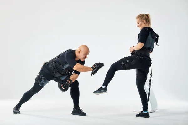 Jong actief paar tijd doorbrengen in de sportclub — Stockfoto